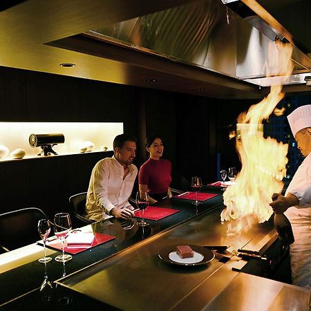The Gate Hotel Tokyo By Hulic Exterior foto A chef cooking with a flaming torch